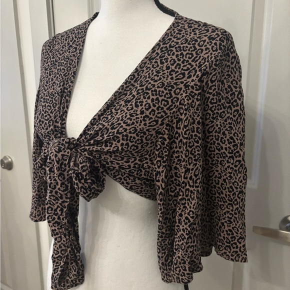 American Eagle cheetah print tie front cropped blouse size M - Picture 8 of 10